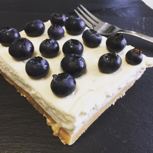 NEPEČENÝ KOLÁČ S MASCARPONE KRÉMEM A BORŮVKAMI.jpg