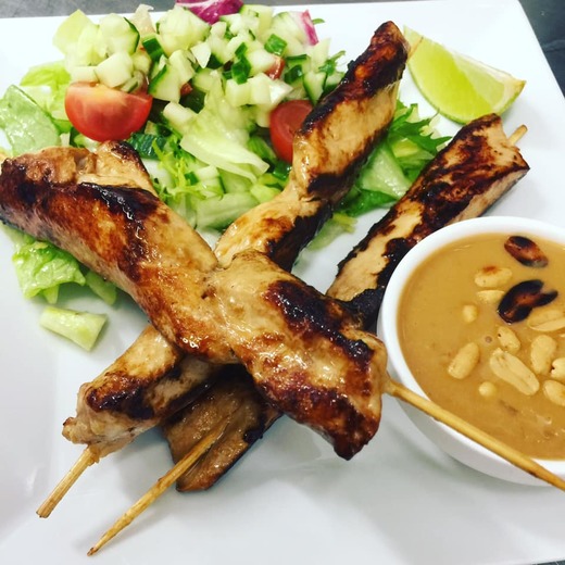 THAJSKÉ KUŘECÍ SATAY S ARAŠÍDOVOU OMÁČKOU.jpg