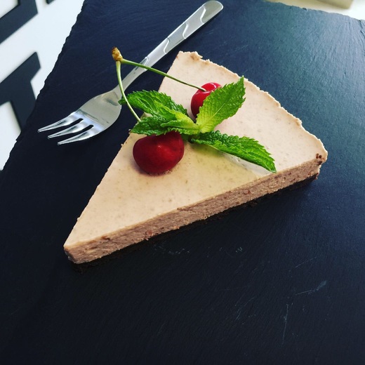 DOMÁCÍ NEPEČENÝ TŘEŠŇOVÝ CHEESECAKE.jpeg