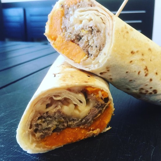 VEPŘOVÝ WRAP S BATÁTY NA POMERANČOVÉ ŠŤÁVĚ.jpg